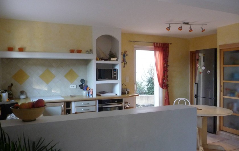 Location de vacances - Villa à Fréjus - cuisine avec tout le nécessaire frigo, four, micro-onde, cafetière.....