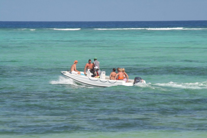 Location de vacances - Villa à Zanzibar - En route pour une plongée autour de l'île de Mnemba avec notre hors bord .