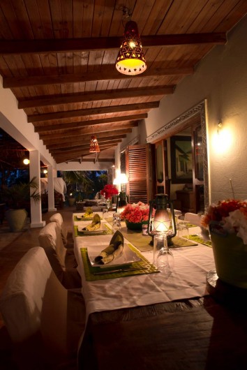 Location de vacances - Villa à Zanzibar - La véranda en attendant le repas du soir .