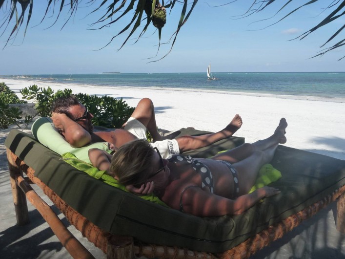 Location de vacances - Villa à Zanzibar - Depuis notre plage privée , coin repos avec vue sur la plage publique .