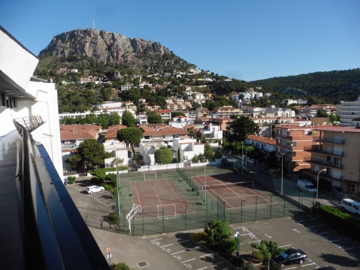 Location de vacances - Appartement à L'Estartit - les tennis avec la montagne rocamaure