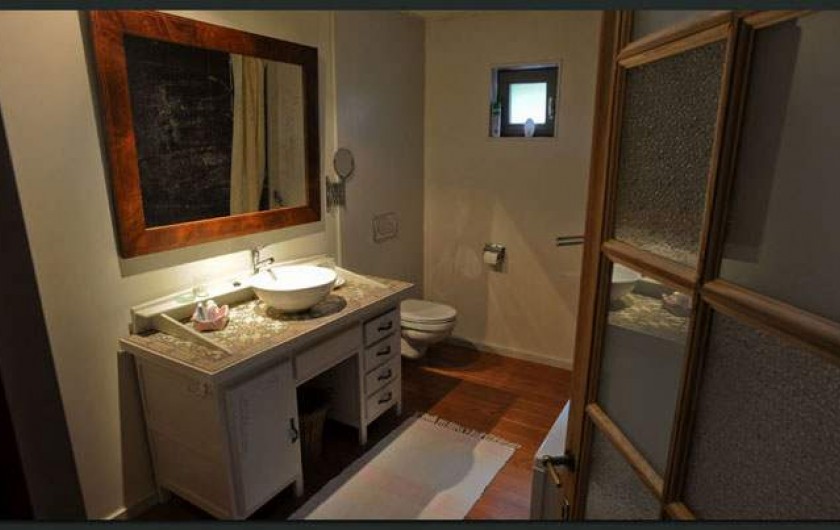 La salle de bain avec baignoire, table à langer et toilette