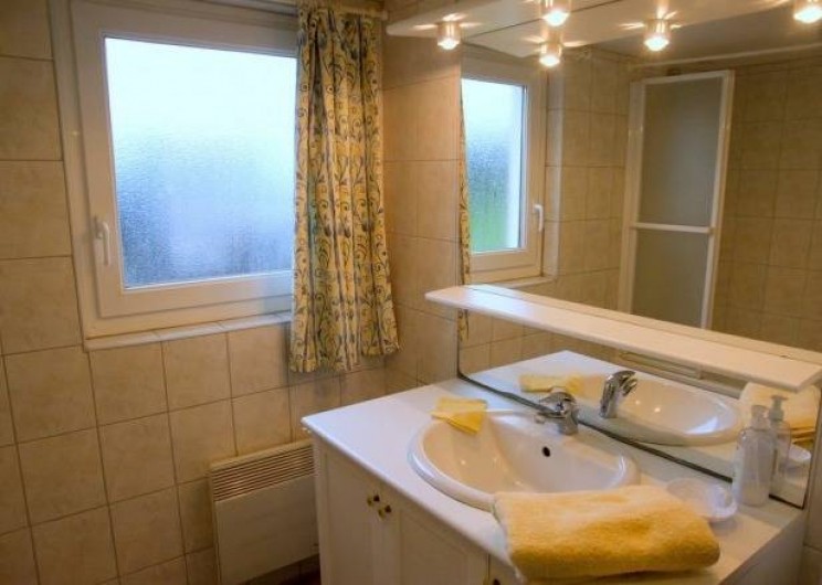 Location de vacances - Maison - Villa à Plouider - salle de bain avec baignoire