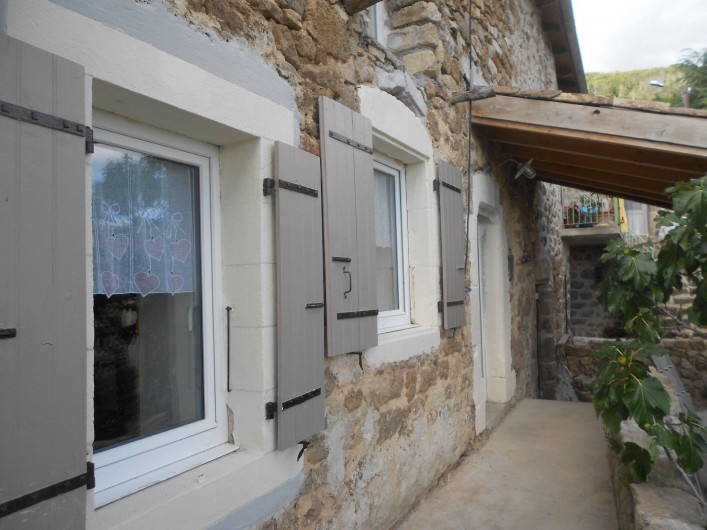 Location de vacances - Gîte à Vals-les-Bains - La terrasse donnant sur la vue/maison de caractère/