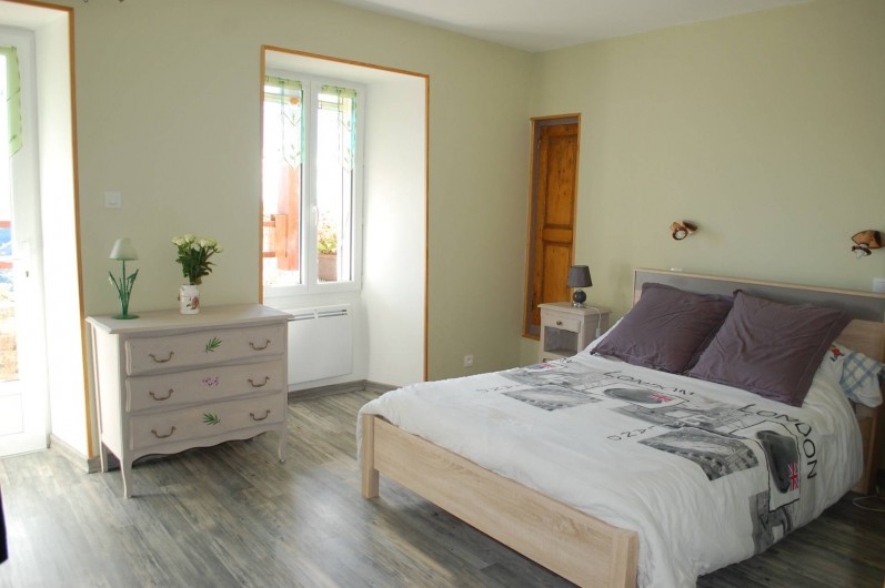 Location de vacances - Gîte à Vals-les-Bains - la chambre verte avec son lit en 140 / sur la terrasse dans maison de caractère