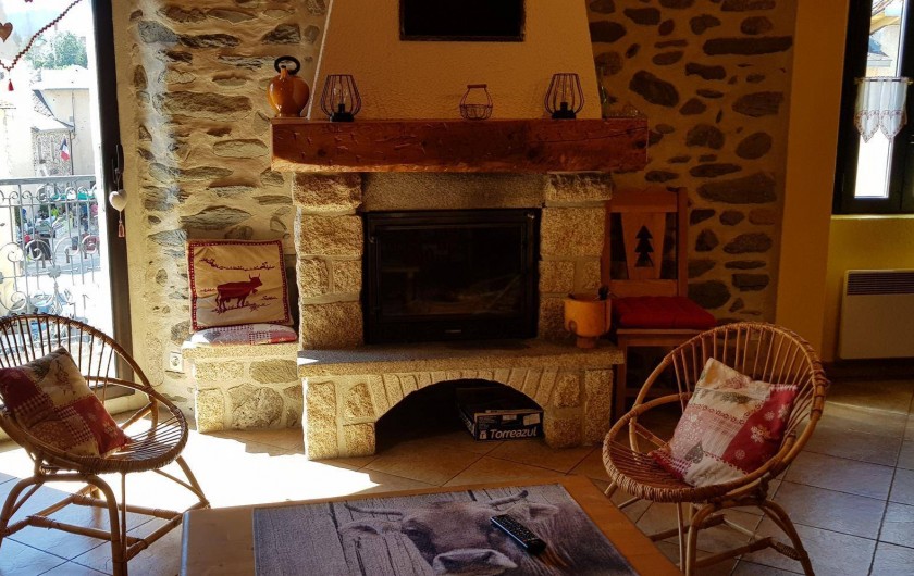 Location de vacances - Gîte à Formiguères - Salon avec feu ouvert