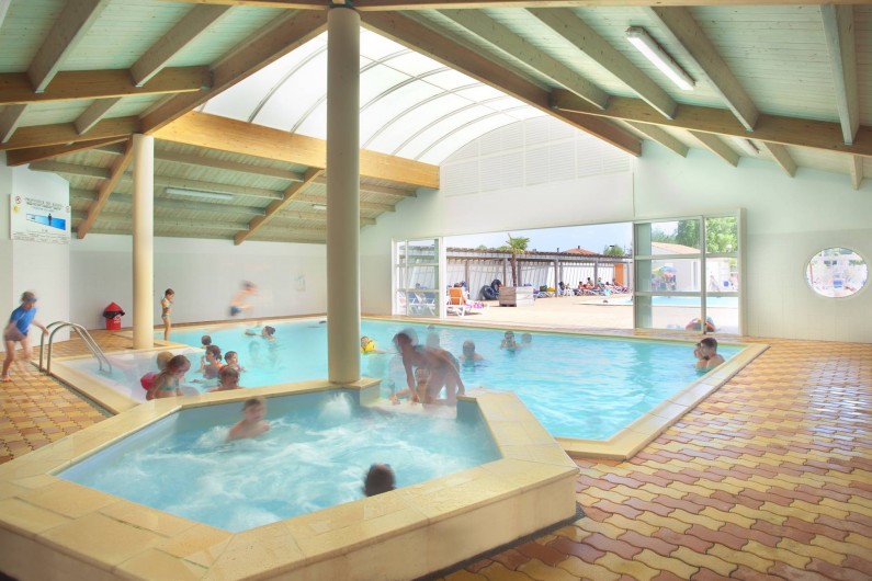 Location de vacances - Camping à La Tranche-sur-Mer - Le jacuzzi de la piscine couverte