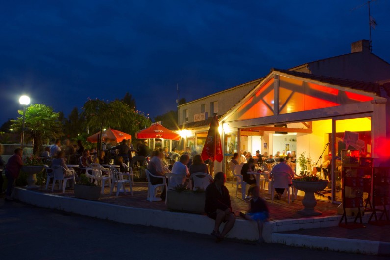 Location de vacances - Camping à La Tranche-sur-Mer - Soirée animée au bar