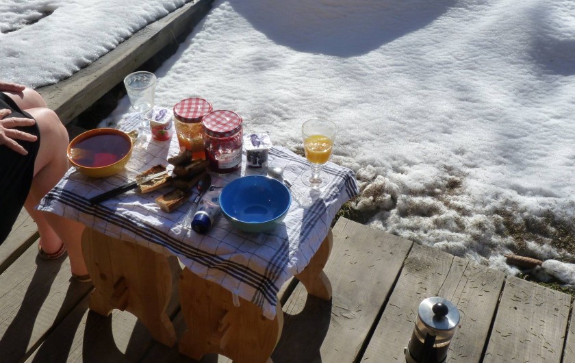 Location de vacances - Chalet à Saint-Gervais-les-Bains - Petit dejeuner au soleil d hiver