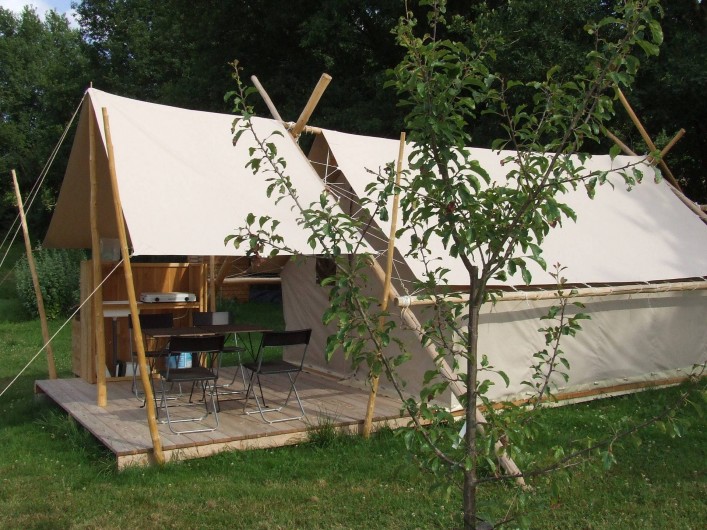 Location de vacances - Tipi à Saint-Vincent-en-Bresse - Une vraie tente de trappeur, avec un petit poêle à bois vous attend !