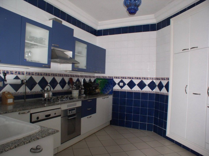 Location de vacances - Appartement à Hammamet - cuisine avec lave vaisselle, frigo, congélateur, cuisinière à gaz, four