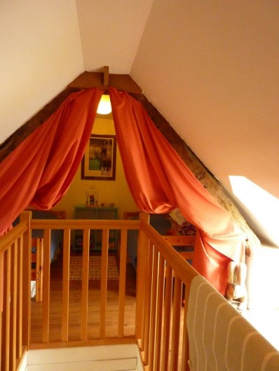 Location de vacances - Gîte à Cancale - Dortoir sur palier . 2 lits simples + 2 lits pliants pour enfants légers