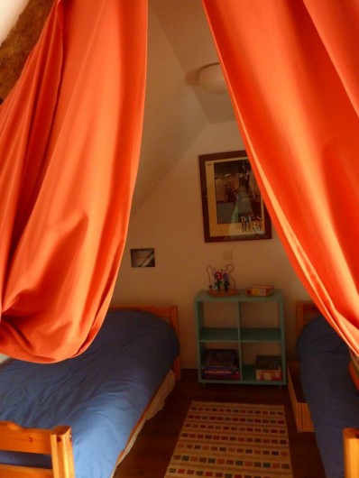 Location de vacances - Gîte à Cancale - Petit coin dodo derrière les rideaux