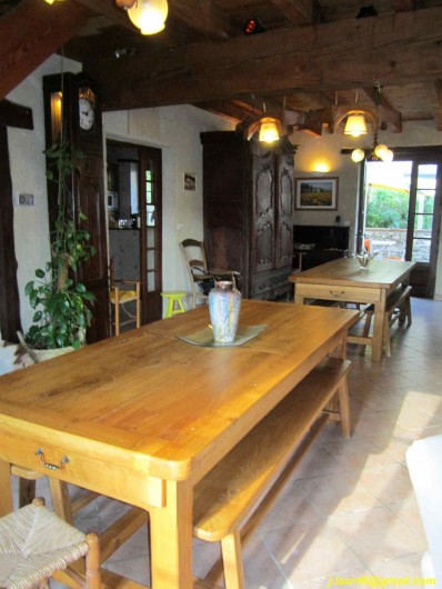 Location de vacances - Gîte à Valprionde - La salle à manger et ses tables en chêne