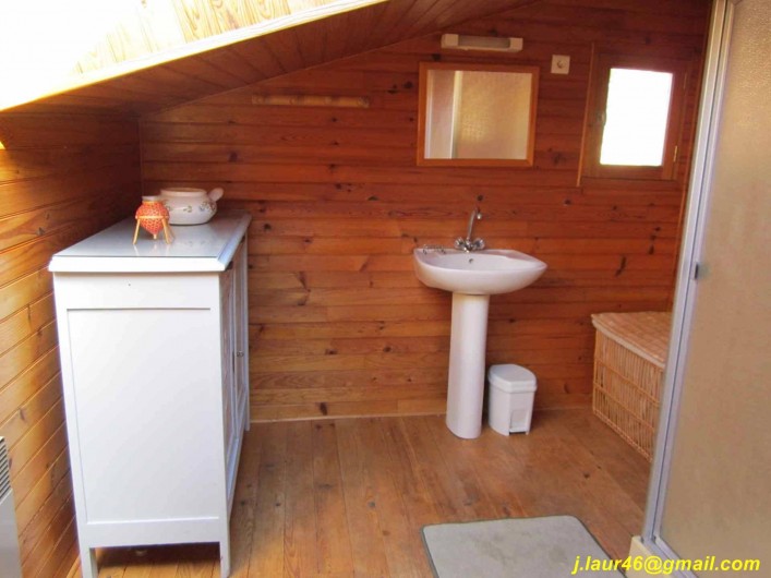 Location de vacances - Gîte à Valprionde - La salle d'eau côté chambres