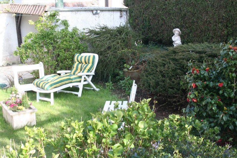 Location de vacances - Chambre d'hôtes à Ochancourt - jardin arrière sous le soleil