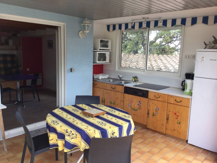 Location de vacances - Maison - Villa à Bormes-les-Mimosas - cuisine avec baies vitrées ouvrantes