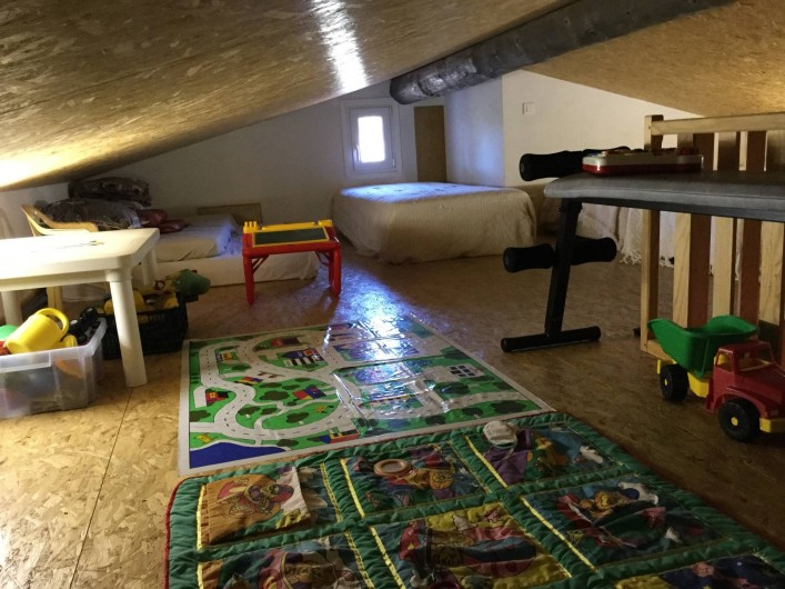 Location de vacances - Maison - Villa à Bormes-les-Mimosas - Etage climatisé : jeux enfant + lits simples