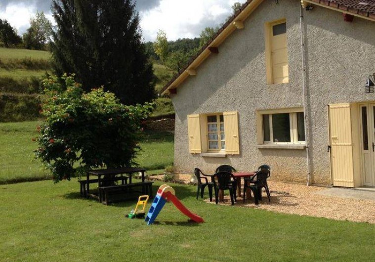 Location de vacances - Gîte à Auriac-du-Périgord - Arrière de la maison. Toboggan pour enfant de - de 3 ans.