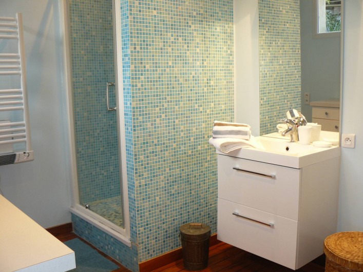Location de vacances - Maison - Villa à Neuville-lès-Dieppe - La salle de douche de la chambre "Mer"