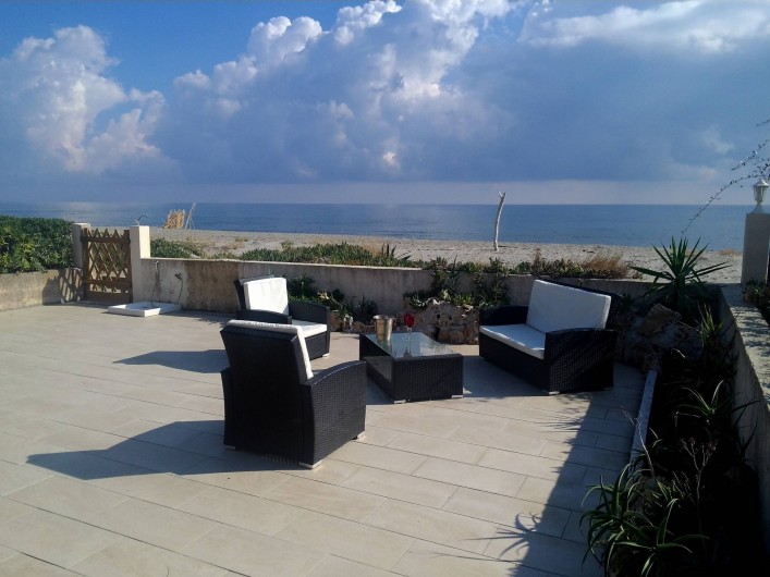 Location de vacances - Villa à Folelli - terrasse sur la plage