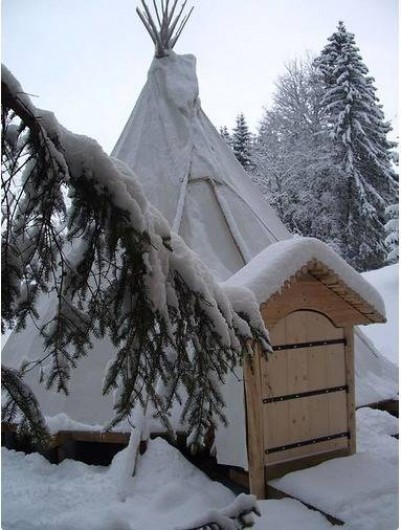 Location de vacances - Tipi à Mont-Saxonnex - Une ambiance féérique avec la neige qui recouvre les toiles des tentes Altipik