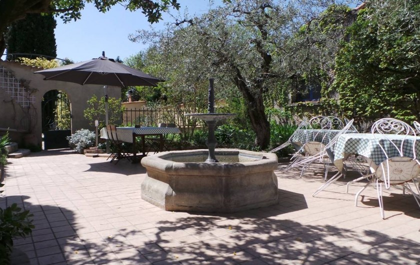 Location de vacances - Villa à Bezouce - Terrasse du gîte avec sa fontaine provençale