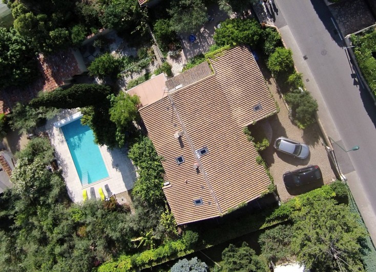 Location de vacances - Villa à Bezouce - Vue aérienne du gîte avec parking, terrasse et piscine