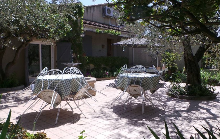 Location de vacances - Villa à Bezouce - La terrasse du gîte, arborée et très agréable
