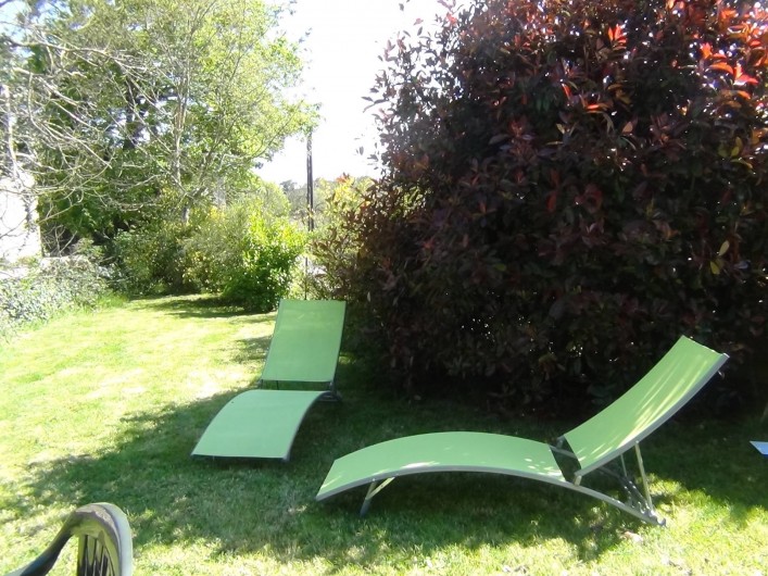 Location de vacances - Maison - Villa à Saint-Nolff - Jardin avec 2 bains de soleil