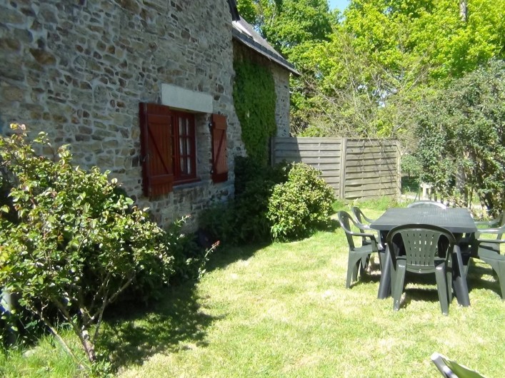 Location de vacances - Maison - Villa à Saint-Nolff - Jardin avec table et 6 chaises