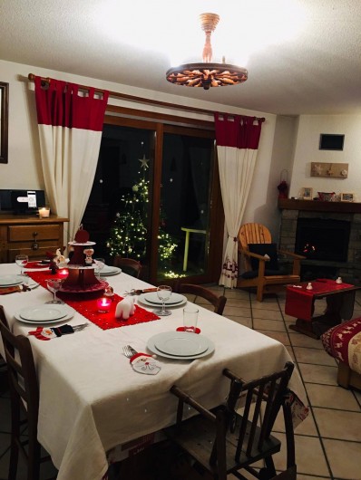 Location de vacances - Chalet à Arêches - Noël au chalet avec son sapin eclairé sur la terrasse