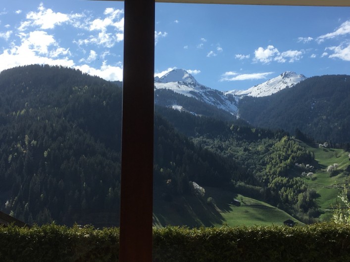 Location de vacances - Chalet à Arêches - Vue de la pièce principale sur les montagnes Legette du Mirantin et Roche Plane