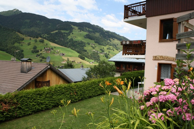 Location de vacances - Chalet à Arêches - Vue sur le jardin