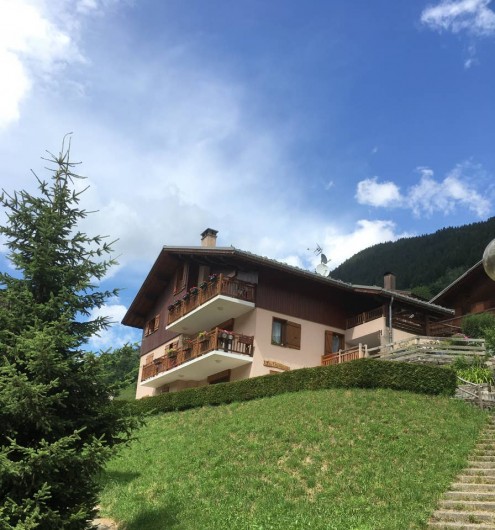 Location de vacances - Chalet à Arêches - Vue sur le chalet de la route de Saint-Guérin