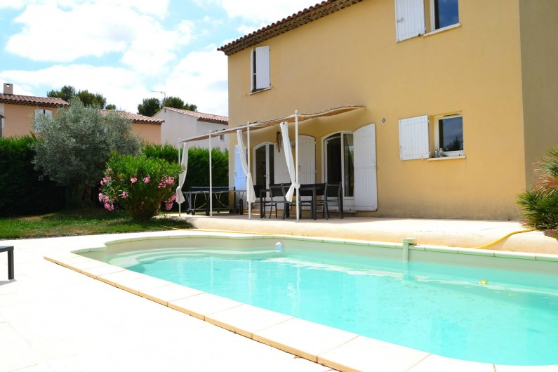 Location de vacances - Villa à Aix-en-Provence - Vue de la villa et de la piscine 8,5m/4m - Photo prise côté Sud-Est