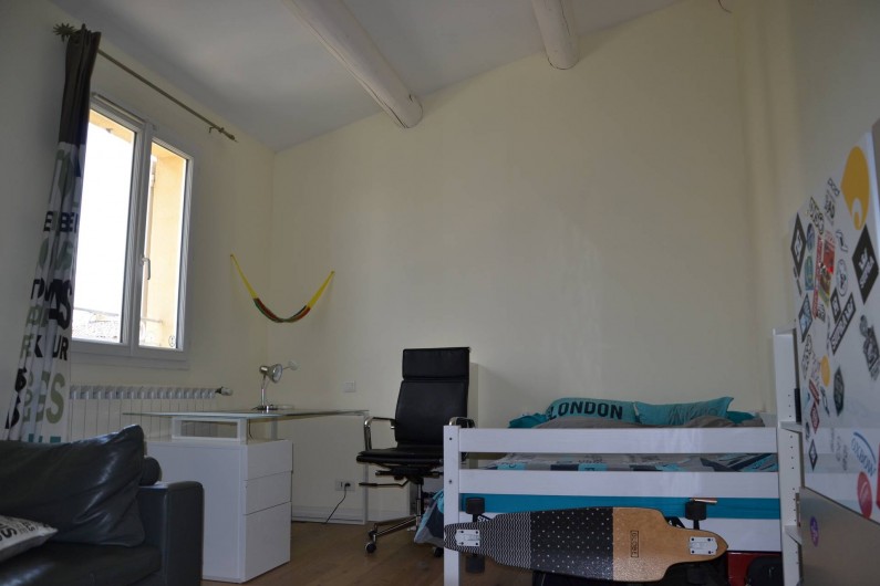 Location de vacances - Villa à Aix-en-Provence - Chambre 2 - exposée Sud - 17m2 avec lit 140cm+bureau+canapé+TV 127cm+placard