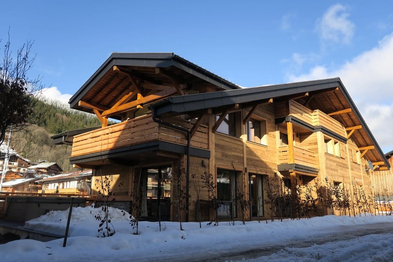 Location de vacances - Appartement à Les Gets - Chalet vue de derrière