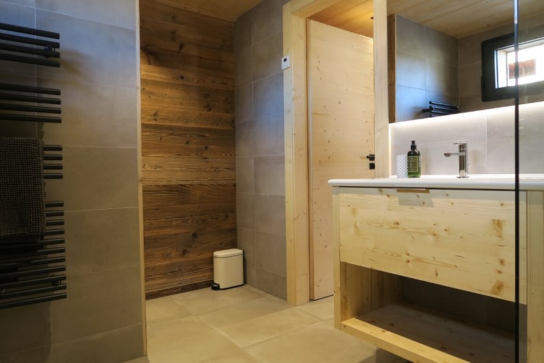 Location de vacances - Appartement à Les Gets - Salle de douche avec toilette - Chambre 2