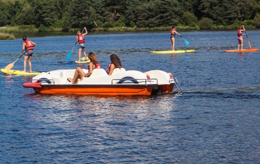Location de vacances - Bungalow - Mobilhome à Beynat - Loisirs aquatique sur le lac, canoës-kayaks, pédalos, stand-up paddles.