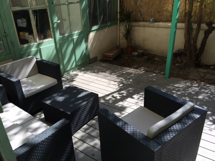 Location de vacances - Appartement à Marseille - Cour extérieure privative aménagée : terrasse en bois, salon