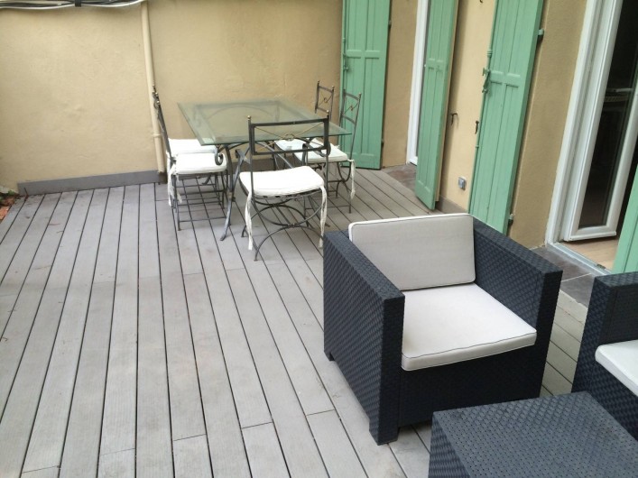Location de vacances - Appartement à Marseille - Cour extérieure privative aménagée : terrasse en bois, salon, table