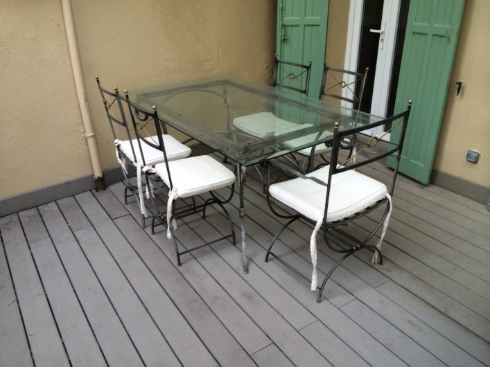 Location de vacances - Appartement à Marseille - Cour extérieure privative aménagée : terrasse en bois, table