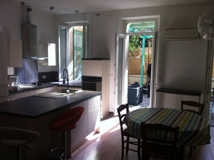 Location de vacances - Appartement à Marseille - Cuisine équipée et ouverture sur la cour intérieure privative