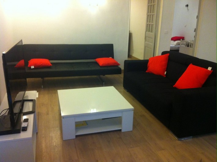 Location de vacances - Appartement à Marseille - Salon avec un canapé lit et un clic clac, table basse et TV 104 cm (box, wifi)
