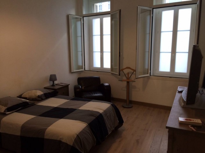 Location de vacances - Appartement à Marseille - Chambre 1 de 18m 2 : 1 lit 2 places en 140 cm, 1 lit bébé, 1 commode, 1 placard