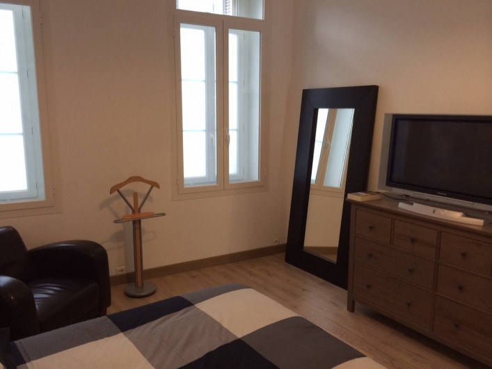 Location de vacances - Appartement à Marseille - Chambre 1 de 18m 2 : 1 lit 2 places en 140 cm, 1 lit bébé, 1 commode, 1 placard