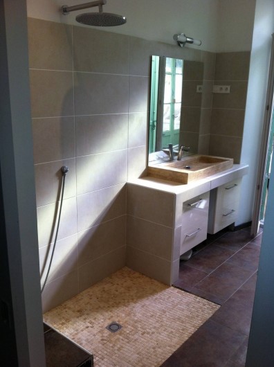 Location de vacances - Appartement à Marseille - Salle de bain : 1 lavabo, 1 douche italienne, 1 sèche serviette, 1 sèche-cheveux