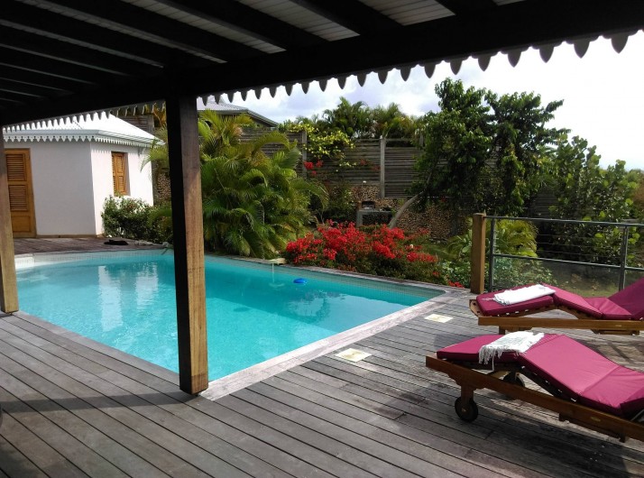 Location de vacances - Villa à Grand-Bourg - La piscine et le solarium