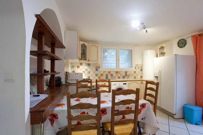 Location de vacances - Appartement à Saint-Marcel-lès-Sauzet - Pièce à vivre dont coin cuisine Primevère